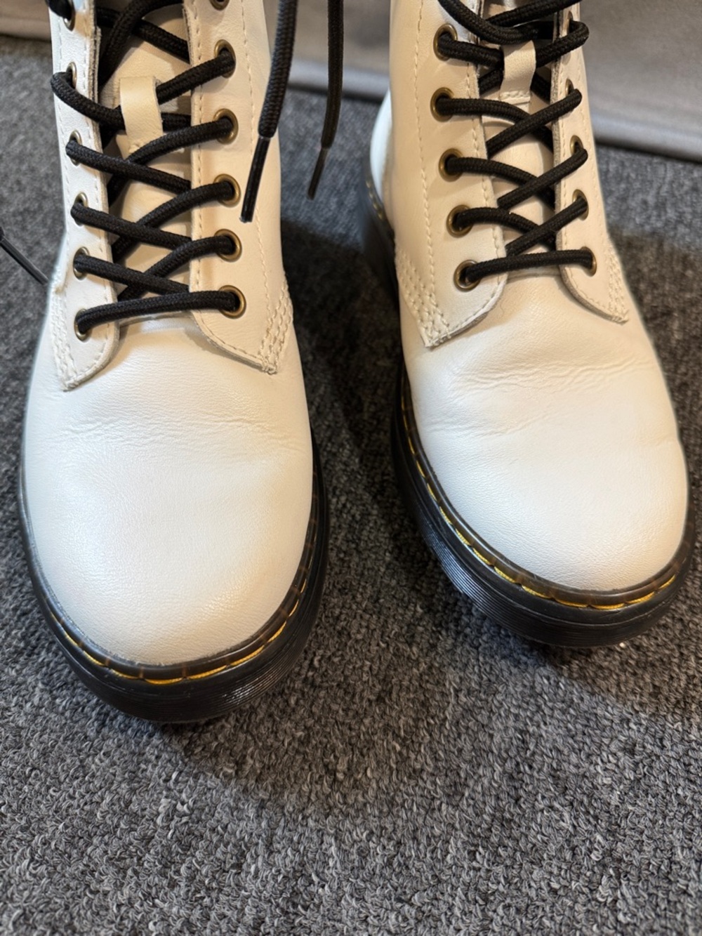 White Doc Martins Size 7 like new - Picture 4 of 8